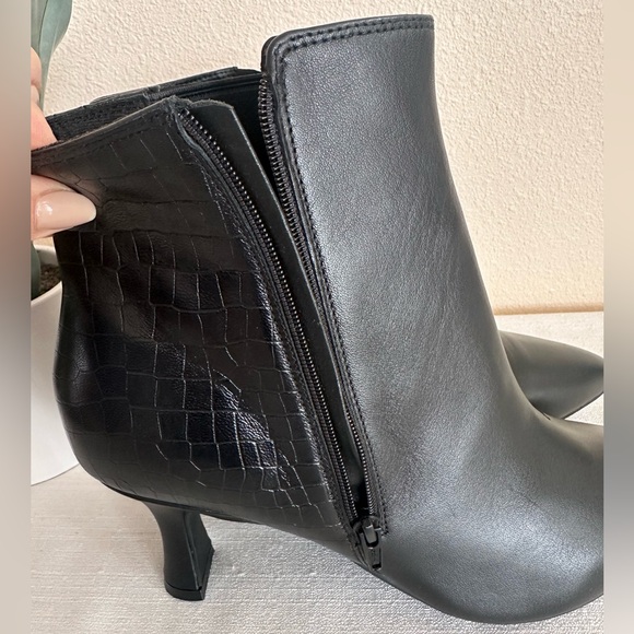 New Clarks Kataleyna Glow Black Leather Pointy Side Zip Ankle Booties Womens 11W - Picture 7 of 14